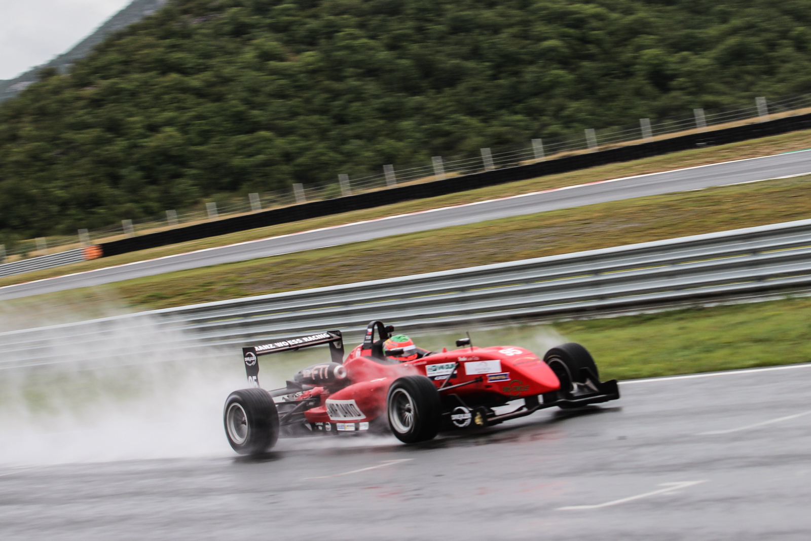 Dramatický formulový souboj vyhrál Beckhäuser Dramatický formulový souboj vyhrál Beckhäuser